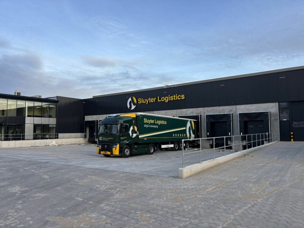 Groene Sluyter Logistics-vrachtwagen voor het moderne distributiecentrum van Sluyter Logistics in Tilburg.